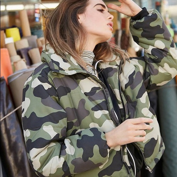 Forever 2 Camo Print Puffer Jacket Size 